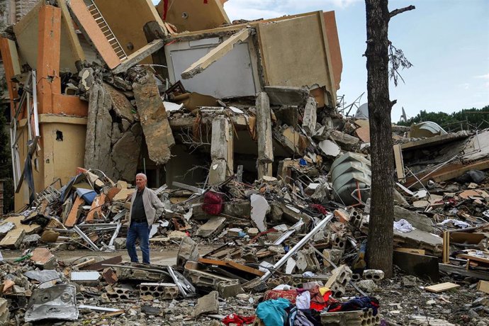 Un libanés en  Nabatieh observa la destrucción mientras llega a inspeccionar su casa un día después de que se acordara un alto el fuego entre Hezbolá e Israel