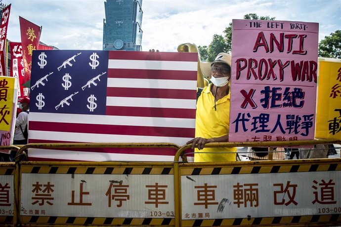 Archivo - Activistas prochinos y miembros de partidos de izquierda protestan contra el Foro de Cooperación de la Industria de Defensa Taiwán-EE.UU. que en Taipei (archivo)