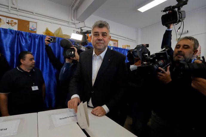 BUCHAREST, Nov. 24, 2024  -- Romania's Prime Minister Marcel Ciolacu (C) votes during the first round of the presidential elections at a polling station in Bucharest, Romania, Nov. 24, 2024. Romanians headed to the polls Sunday for the first round of the 