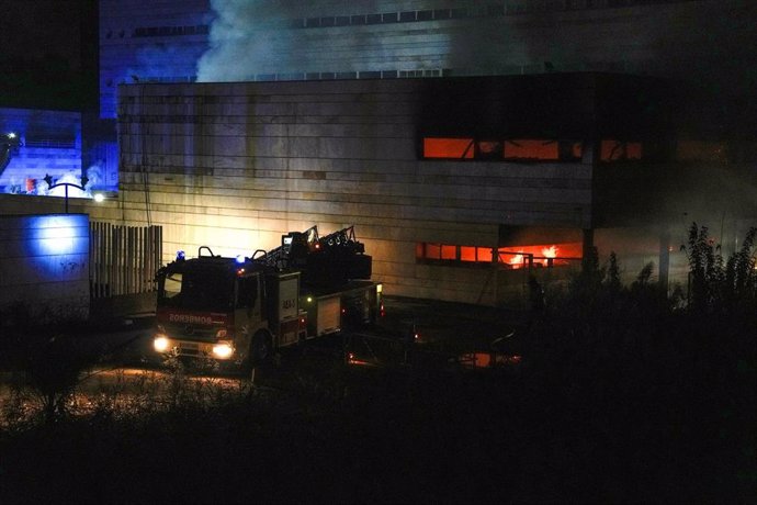 Bomberos sofocan el incendio producido en el Auditorio Rocío Jurado de Sevilla. 