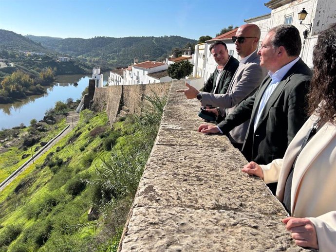 El presidente de la Diputación de Huelva, David Toscano, durante la visita a Mértola (Portugal)