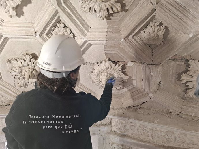 Trabajos de retirada de la cal con bisturí, en la cúpula del Palacio Episcopal de Tarazona.