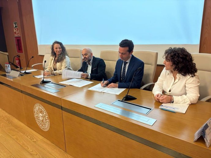 Firma del convenio de la Junta con la FAAM en Almería.