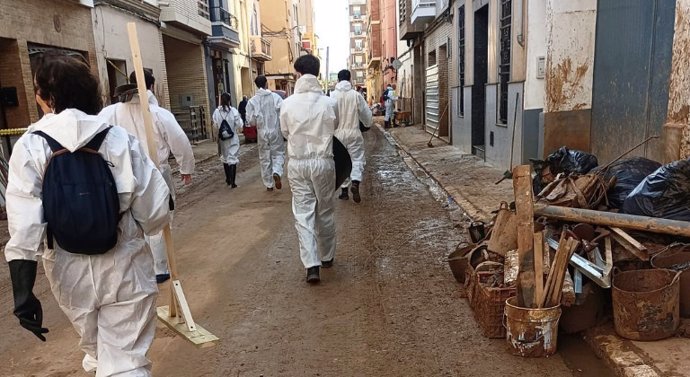 Archivo - Voluntarios de Grupo Indra durante la última visita de la compañía a los pueblos de la DANA