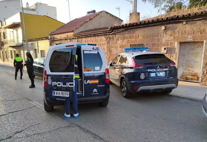 Vehículos policiales junto a la vivienda donde ha fallecido el menor.