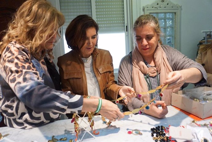 La consejera de Empleo visita en Córdoba los talleres de Trinitran para conocer su labor artesanal joyera