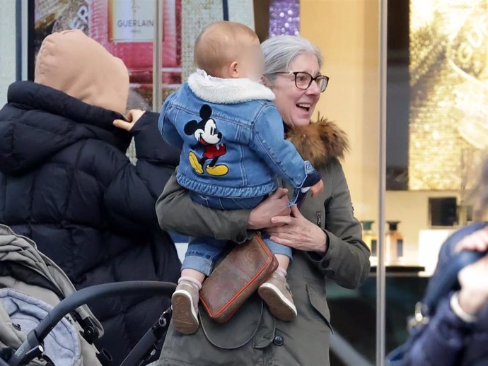 Isabel Chavarri pasea con su sobrina nieta, Philippa, Falcó Junot, a 21 de noviembre de 2024, en Madrid (España).