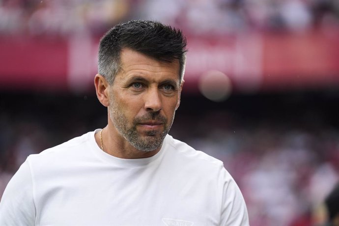 Archivo - Paulo Pezzolano, head coach of Real Valladolid, looks on during the Spanish league, La Liga EA Sports, football match played between Sevilla FC and Real Valladolid at Ramon Sanchez-Pizjuan stadium on September 24, 2024, in Sevilla, Spain.