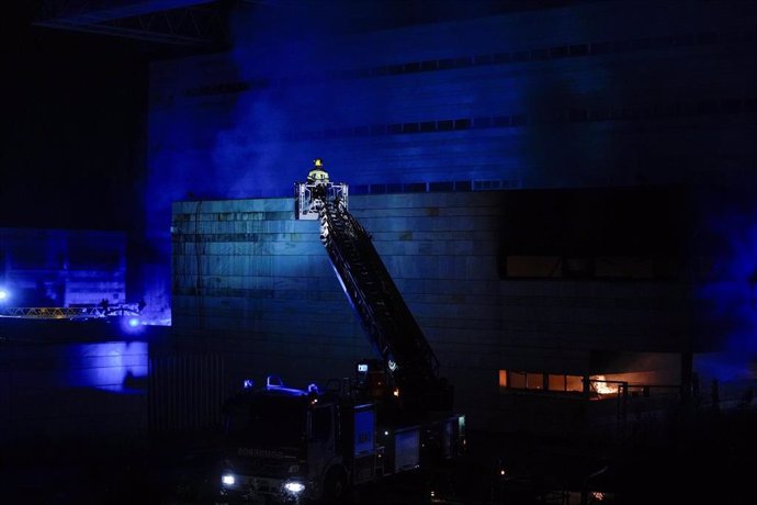 Bomberos sofocan el incendio producido en el Auditorio Rocío Jurado de Sevilla. 