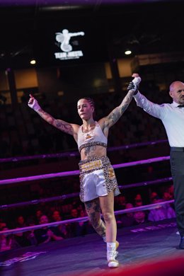 Cristina Navarro se impone en el The Boxer Day 13 y se afianza en el ranking mundial del peso mínimo