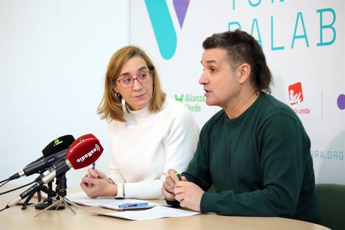 Archivo - Los concejales de VTLP Rocío Anguita y Jonathan Racionero en una rueda de prensa.