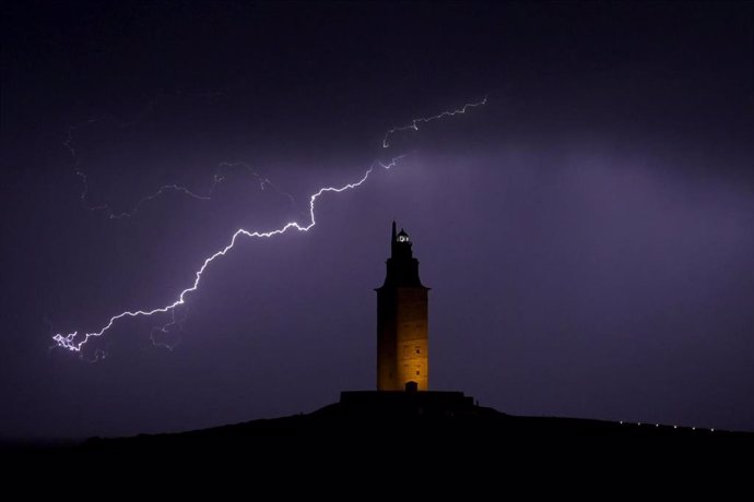 Archivo - Vista de un rayo sobre la Torre de Hércules, a 26 de octubre de 2022, en A Coruña, Galicia (España). 