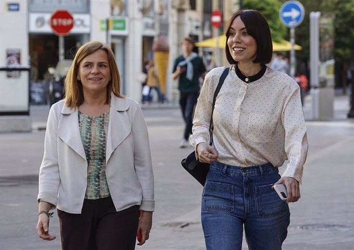 Archivo - La delegada del gobierno Pilar Bernabé (i) y la secretaria general del PSPV-PSOE, Diana Morant (d), a su llegada a la primera reunión de la Comisión Ejecutiva Nacional de los socialistas valencianos, en su sede, a 4 de abril de 2024, en Valencia