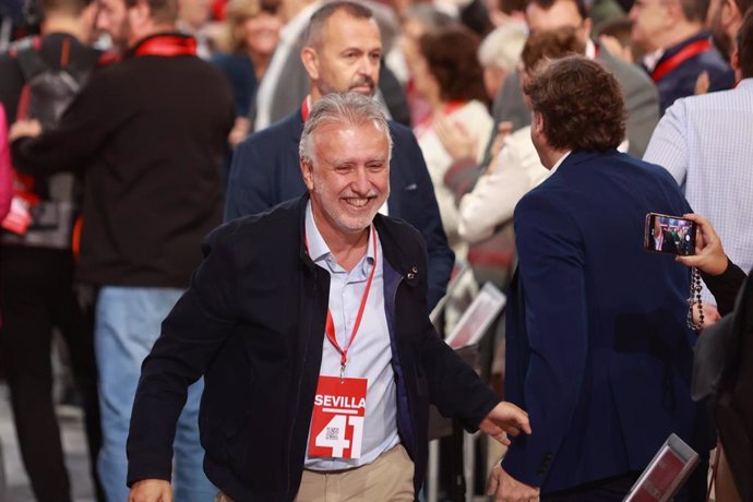 El ministro de Política Territorial y Memoria Democrática, Ángel Víctor Torres, durante la inauguración del 41º Congreso Federal del PSOE en el Palacio de Congresos y Exposiciones, a 30 de noviembre de 2024 en Sevilla (Andalucía, España). El PSOE inaugura