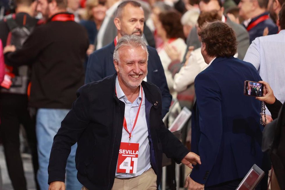 El ministro de Política Territorial y Memoria Democrática, Ángel Víctor Torres, durante la inauguración del 41 Congreso Federal del PSOE en el Palacio de Congresos y Exposiciones, a 30 de noviembre de 2024 en Sevilla (Andalucía, España). El PSOE inaugu