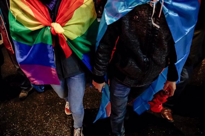 Archivo - Manifestantes durante una marcha convocada por ‘Federación Plataforma Trans’ ante las enmiendas del PSOE, a 12 de noviembre de 2022, en Madrid (España). ‘Federación Plataforma Trans’ ha convocado una marcha con la que se pretende mostrar el enfa