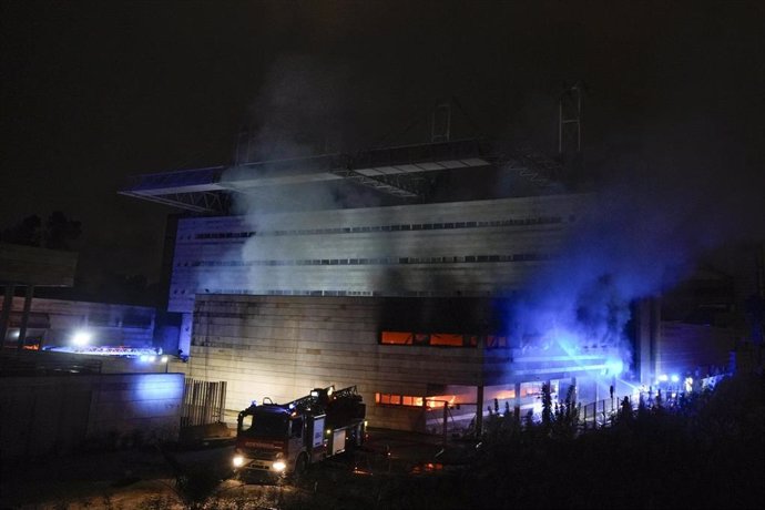 Bomberos sofocan el incendio producido en el Auditorio Rocío Jurado de Sevilla. 