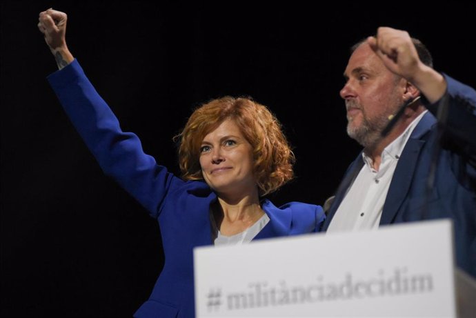 Archivo - El expresidente de ERC, Oriol Junqueras y la líder de ERC en el Ayuntamiento de Barcelona, Elisenda Alamany, durante la presentación de la candidatura 'Militancia Decidim', a 21 de septiembre de 2024, en Olesa de Montserrat (Barcelona)