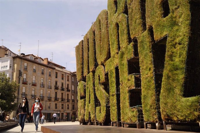 Archivo - Dos mujeres pasean con mascarilla por una céntrica calle de Vitoria-Gasteiz