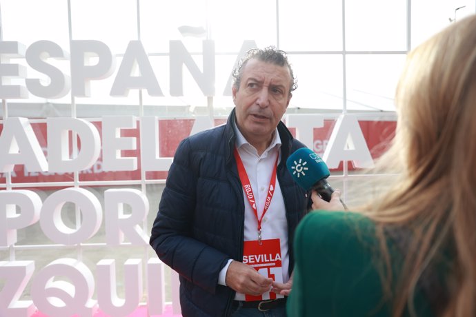 El secretario general del PSOE de Sevilla y presidente de la Diputación, Javier Fernández, atiende a los medios en el 41 Congreso Federal del PSOE en el Palacio de Congresos y Exposiciones. A 1 de diciembre de 2024, en Sevilla, Andalucía (España).