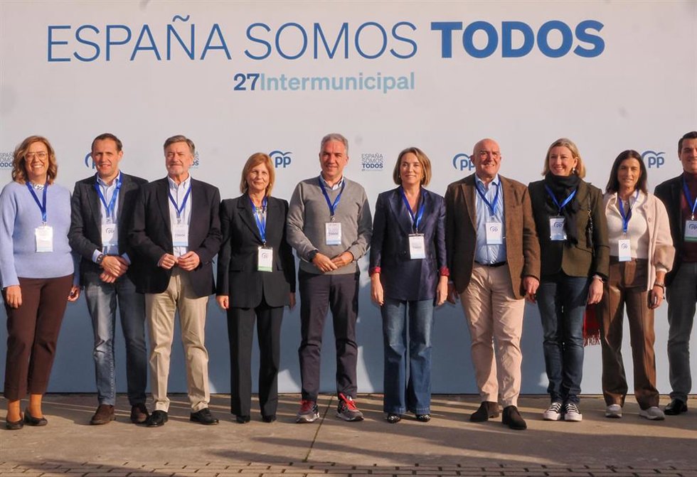 El presidente provincial de Valladolid, Conrado Íscar (2i), el secretario general del PP de Castilla y León, Francisco Vázquez (3i), el vicesecretario de Coordinación Autonómica y Local del PP, Elías Bendodo (c), la secretaria general del PP, Cuca Gamar