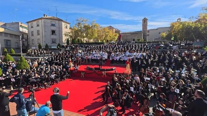 Raphael (c) durante la grabación del villancico 'El tamborilero' junto a formaciones y músicos de Linares.