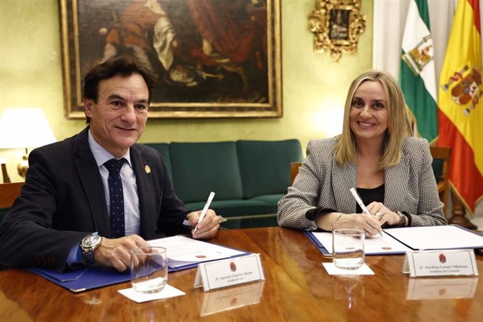 El alcalde de Jaén y la alcaldesa de Granada durante la firma del Protocolo de Intenciones.