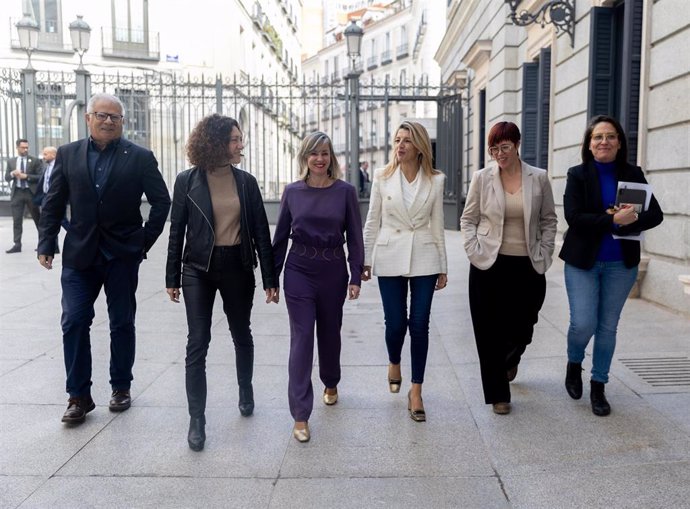 (I-D) El diputado de Sumar Félix Alonso; la diputada de Sumar Aina Vidal; la portavoz de Sumar en el Congreso, Verónica Martínez; la vicepresidenta segunda y ministra de Trabajo, Yolanda Díaz y la portavoz de Compromís en el Congreso, Águeda Micó, llegan 