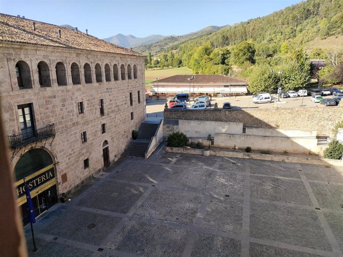 Archivo - Plaza del Monasterio de Yuso en San Millán de la Cogolla