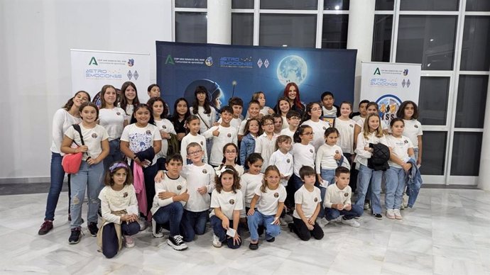 El alumnado del colegoi San Ignacio del Viar con la astronauta Sara García