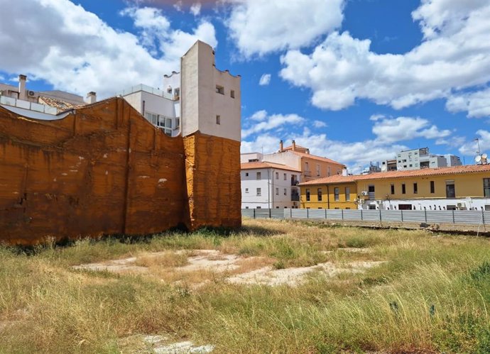 Archivo - Imagen de archivo del solar de la calle Cerrojo de Málaga en el que se construirán 50 viviendas.