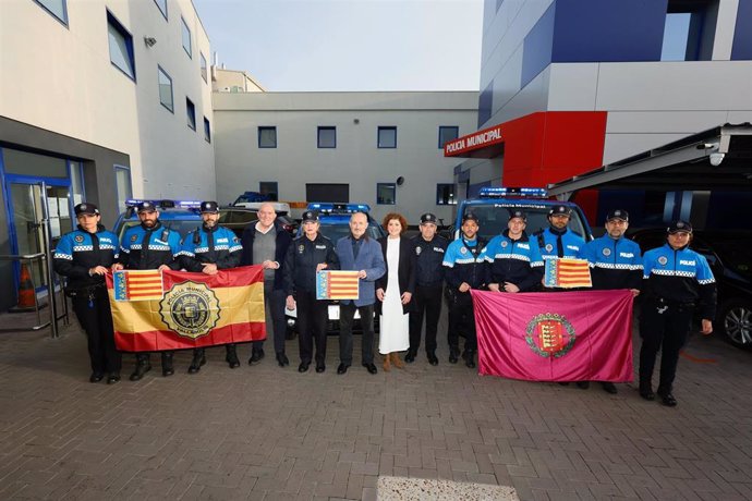 El alcalde de Valladolid, Jesús Julio Carnero, visita a los ocho policías que irán a Valencia,  en la Comisaría del barrio de La Victoria