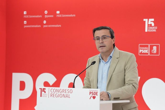 El secretario general del PSOE de Extremadura, Miguel Ángel Gallardo, en rueda de prensa en Mérida para explicar la enmienda a la totalidad de su formación a los PGEx 2025