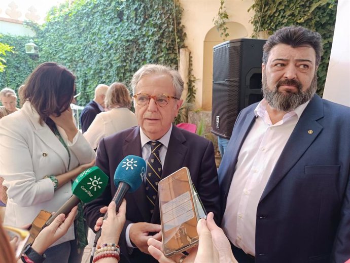 Archivo - El presidente de la Diputación, Salvador Fuentes, atiende a los medios de comunicación, en una imagen de archivo.