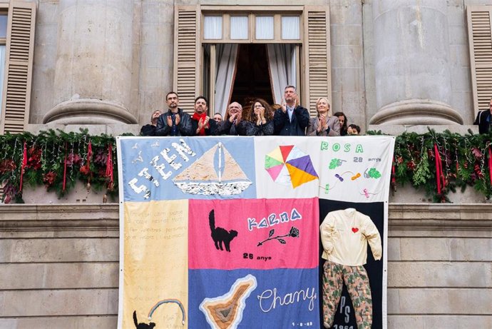 Lona desplegada en el Ayuntamiento de Barcelona por el Día Mundial del Sida, a 1 de diciembre de 2024, en Barcelona (Catalunya)