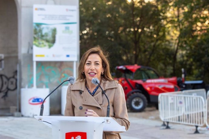 La alcaldesa de Zaragoza, Natalia Chueca,  en la inauguración de las obras de reforma del río Huerva a su paso por Zaragoza este pasado 11 de noviembre.