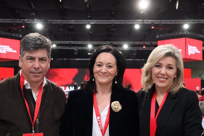 La secretaria general del PSOE de Córdoba, Rafi Crespín (en el centro), en el Congreso Federal del PSOE