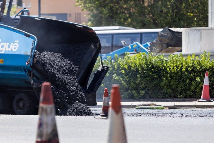 Obras de asfaltado en una vía de la capital aragonesa.