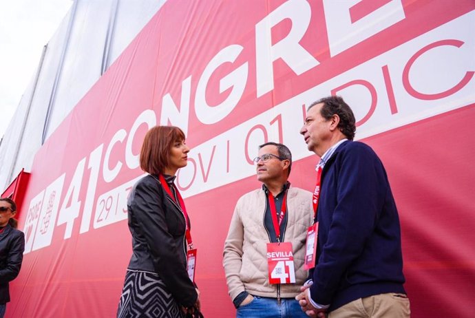 El secretario general del PSOE de Extremadura, Miguel Ángel Gallardo, junto a la nueva secretaria de Educación y Formación Profesional, Ana Fernández, y al secretario de Política Autonómica y expresidente extremeño, Guillermo Fernández Vara