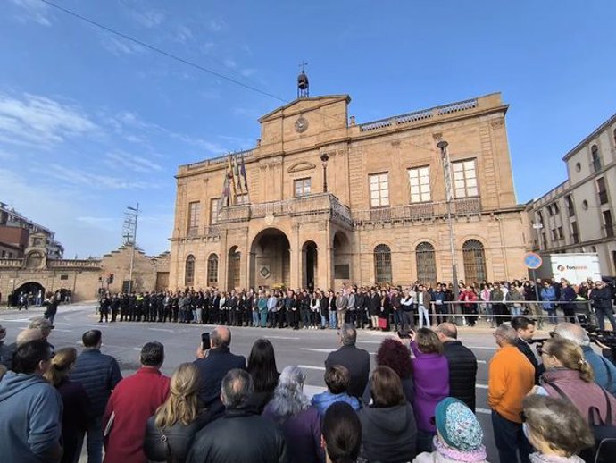 Minuto de silencio ante el Ayuntamiento de Linares (Jaén) para condenar el crimen