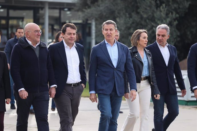 (I-D) El alcalde de Valladolid, Jesús Julio Carnero, el presidente del PP de Castilla y León y presidente de la Junta de Castilla y León, Alfonso Fernández Mañueco, el presidente del Partido Popular, Alberto Núñez Feijóo, la secretaria general del PP, Cuc