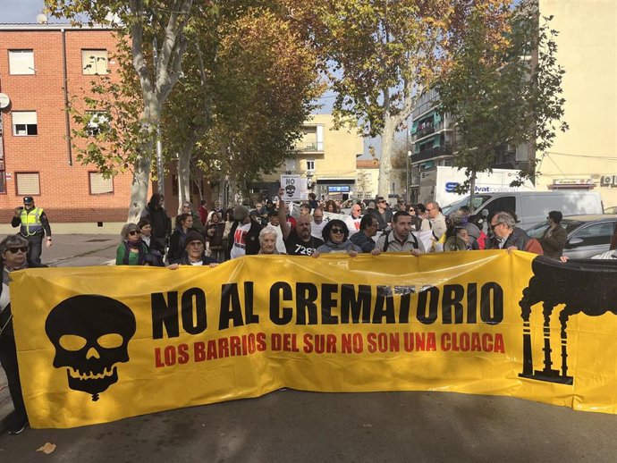 Vecinos de Usera y Villaverde se manifiestan contra el crematorio de la M-40