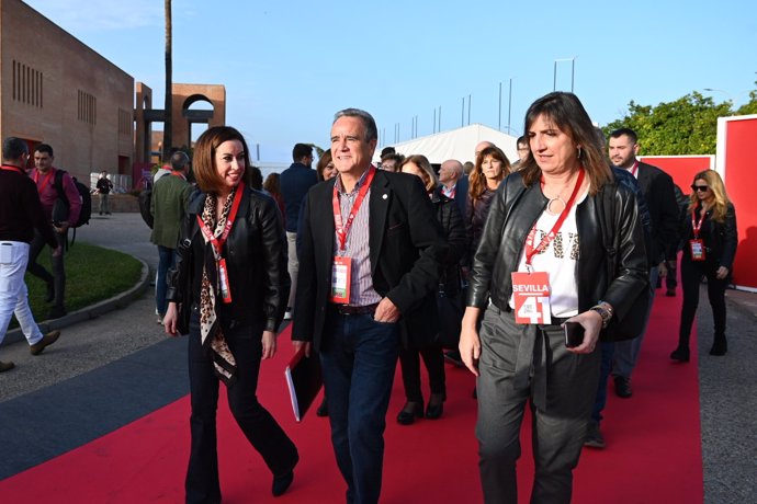 La delegación de la provincia de Zaragoza, con Teresa Ladrero, Juan Antonio Sánchez Quero y Lola Ranera a su llegada al Congreso Federal del PSOE.    