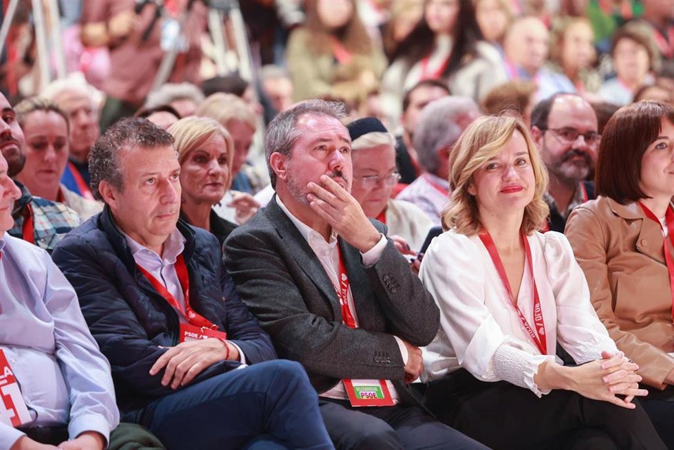 El secretario general del PSOE-A, Juan Espadas (c), junto a la ministra de Educación, Formación Profesional y Deportes, Pilar Alegría, al inicio del acto de entrega de los Premios Rosa Manzano, en el primer día del 41 Congreso Federal del PSOE en el Pal
