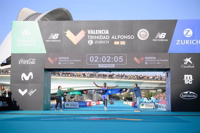 El keniano Sabastian Sawe firma la mejor marca del año en el Maratón Valencia Trinidad Alfonso Zurich