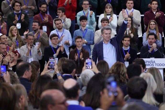 El presidente del Partido Popular, Alberto Núñez Feijóo, durante la clausura de la XXVII Intermunicipal del PP, a 1 de diciembre de 2024, en Valladolid, Castilla y León (España). 