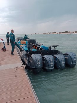 Imagen de la embarcación semirrígida de cuatro motores interceptada por la Guardia Civil.