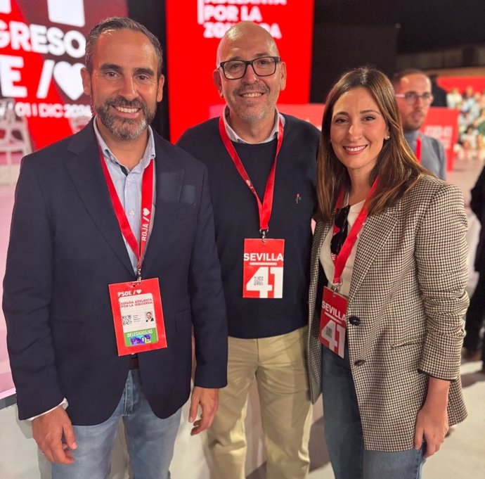 El alcalde de Cártama (Málaga), Jorge Gallardo (centro), nuevo vocal de la Ejecutiva Federal del PSOE