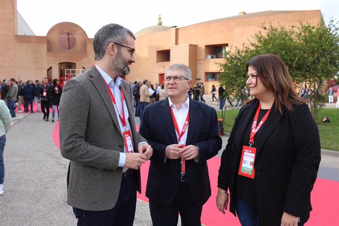 Francisco Lucas y María Jesús López junto a José Vélez