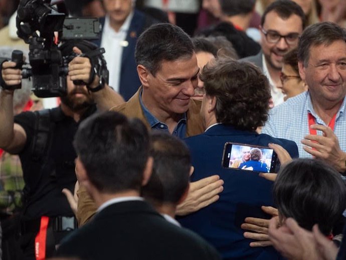 El presidemte del Gobierno, Pedro Sánchez, junto al secretario general del PSE-EE, Eneko Andueza